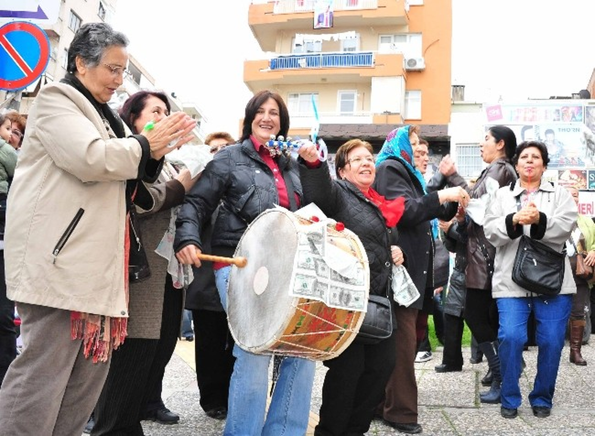 Balçovalı Kadınlar Caddelere Sığmadı