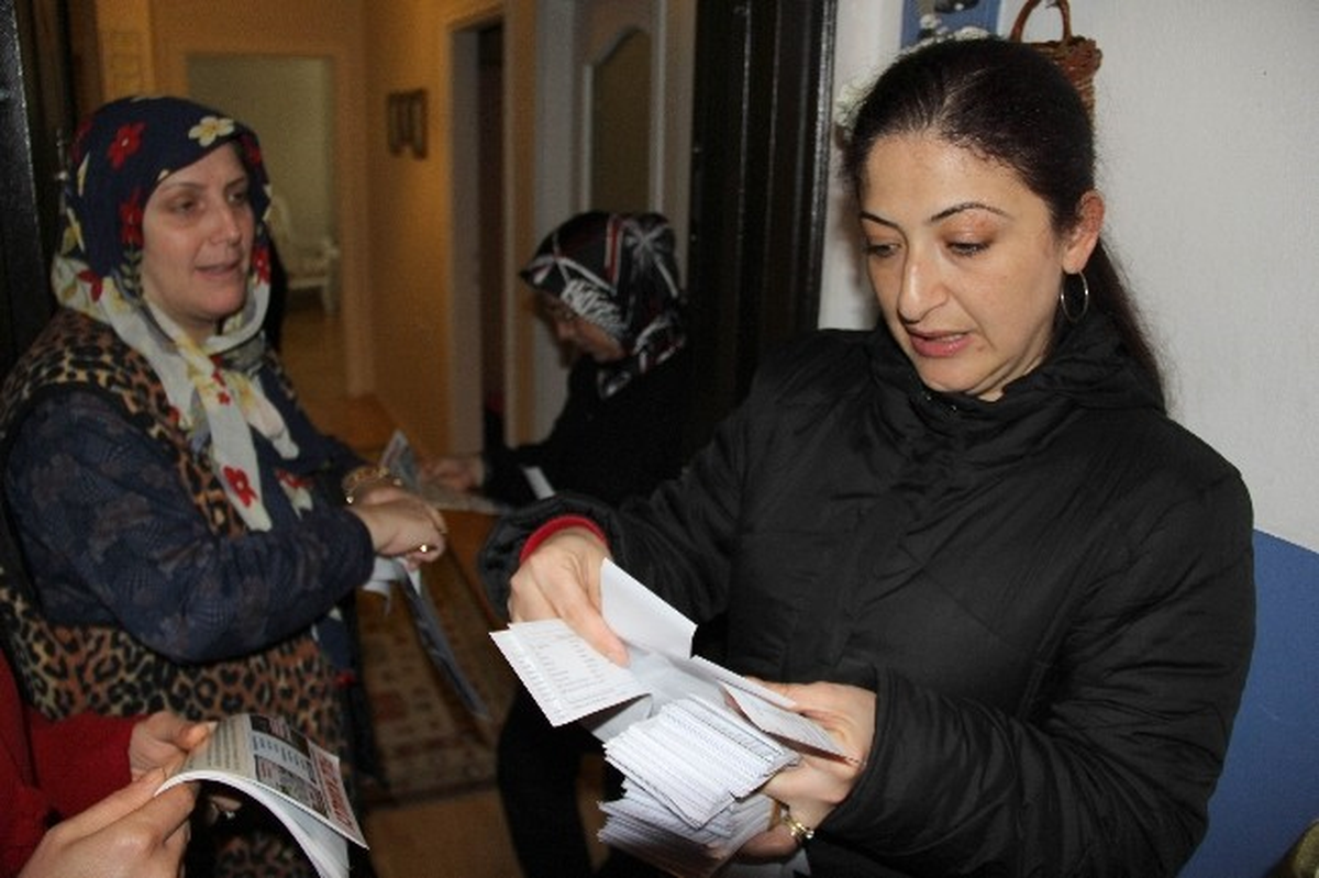 Bayan Muhtar, Seçmen Kağıdını Vatandaşın Ayağına Götürüyor