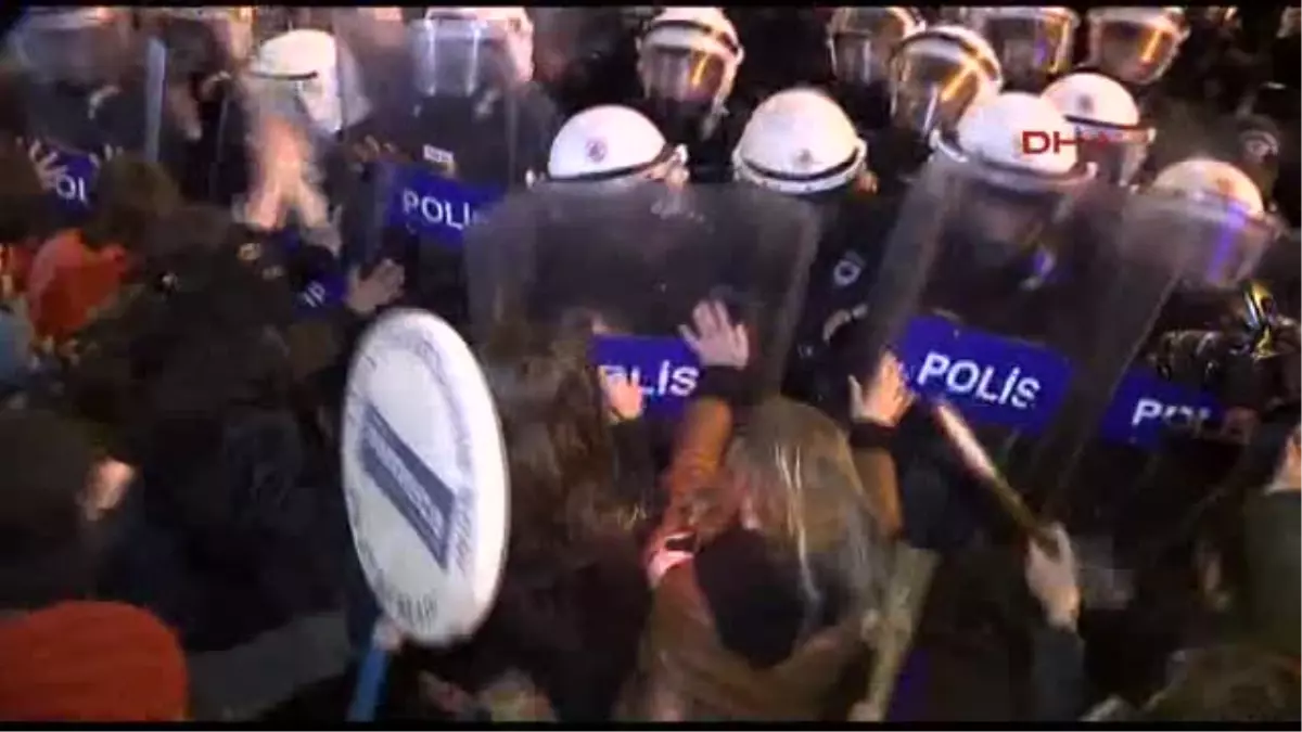 Beyoğlu\'nda 8 Mart Dünya Kadınlar Günü Nedeniyle Taksim Meydanı\'na Yürüyüp Basın Açıklaması Yapmak...