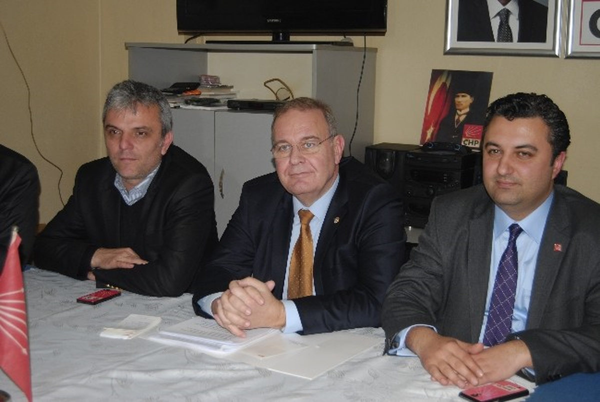 CHP Genel Başkan Yardımcısı Faik Öztrak, 8 Mart Dünya Kadınlar Gününü\'nü Kutladı