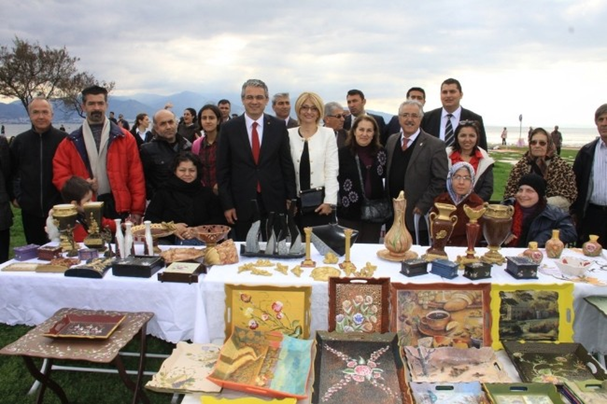 Chpli Akpınar\'dan Kadınlara En Romantik Hediye