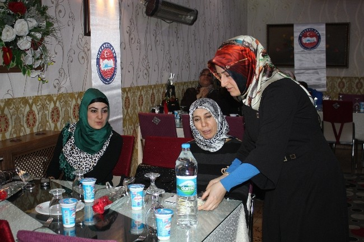 Diyanet Sen Elazığ Şubesi Üyeleri Kadınlara Karanfil Dağıttı