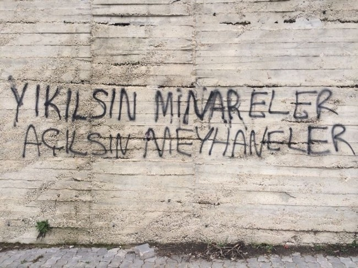 Edirne\'de Duvarlara Yazılan Çirkin Yazılar Tepki Çekiyor