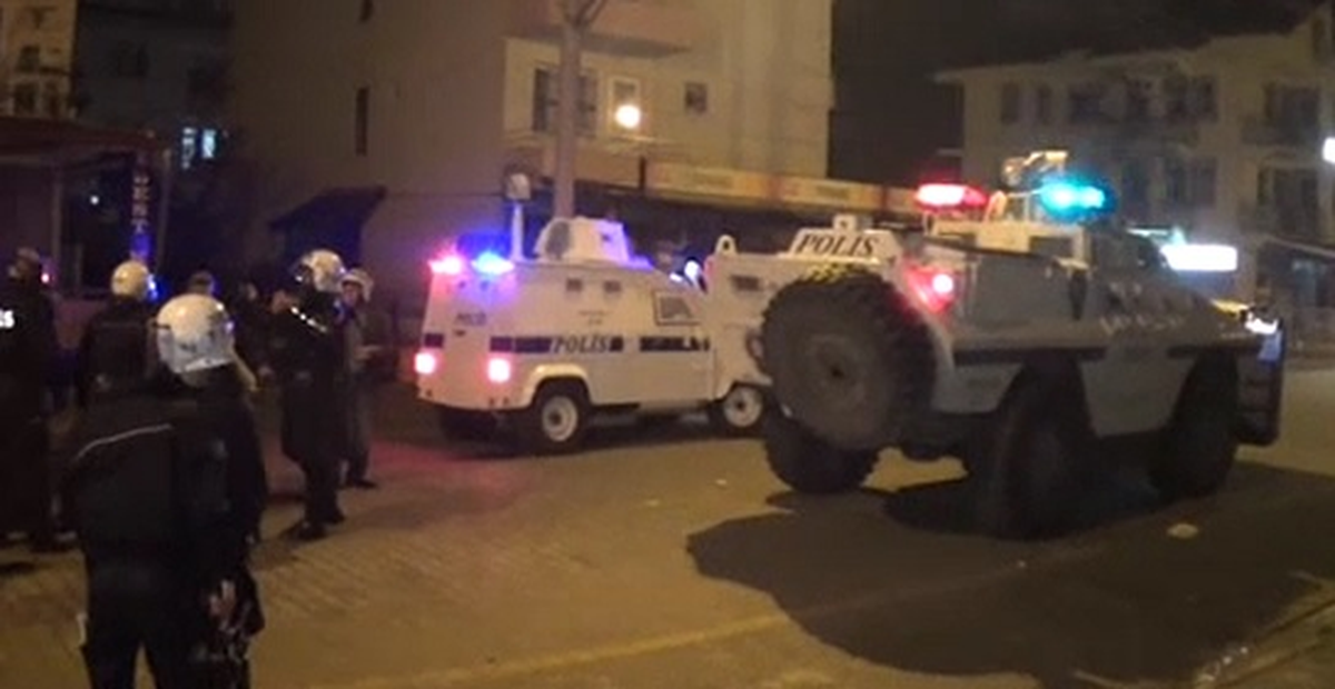 Fethiye\'de Hdp İlçe Binası Taşlandı, Tabela İndirildi (3)