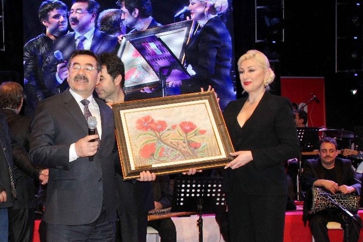 Gölbaşı\'nda Muazzez Ersoy Rüzgarı Esti