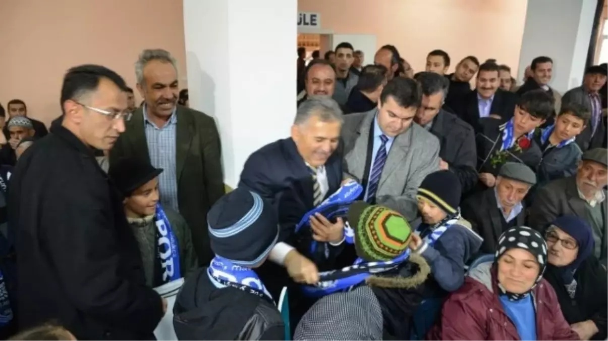 Gürpınar Halkı Başkan Büyükkılıç\'ı Bağrına Bastı