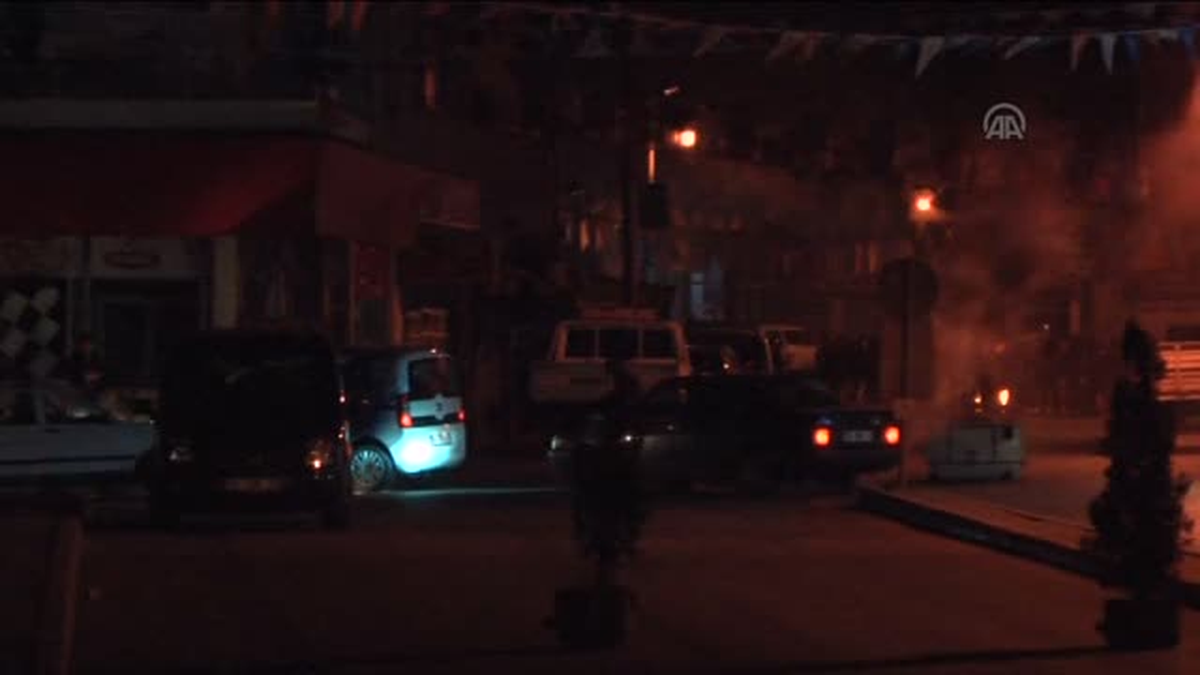 İzmir\'de Olaylı Gece: 1 Kişi Öldü, Ev ve İşyeri Yakıldı