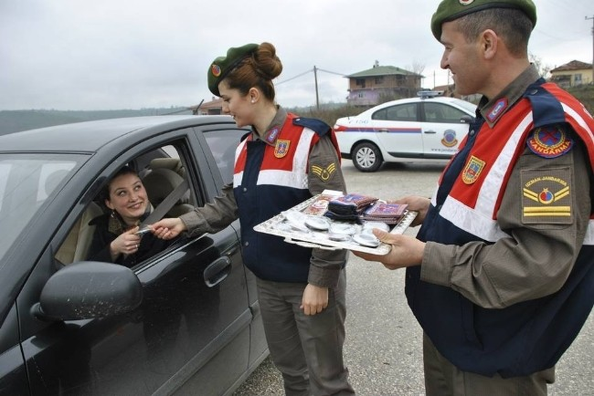 Jandarma\'dan Bayan Sürücülere Jest