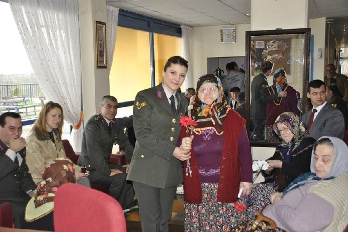Jandarma Huzurevinde Kalan Bayanları Unutmadı