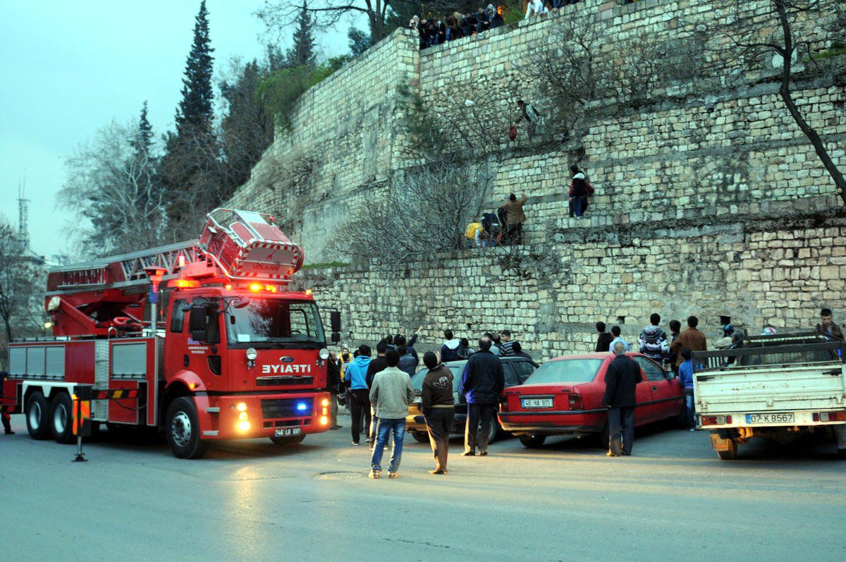 Kahramanmaraş\'ta Surlardan Düşen Kadın Ağır Yaralandı
