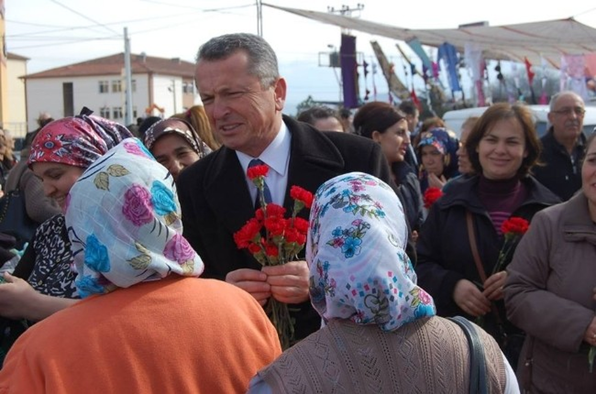 Kantarcı Kadınlar Gününde Karanfil Dağıttı