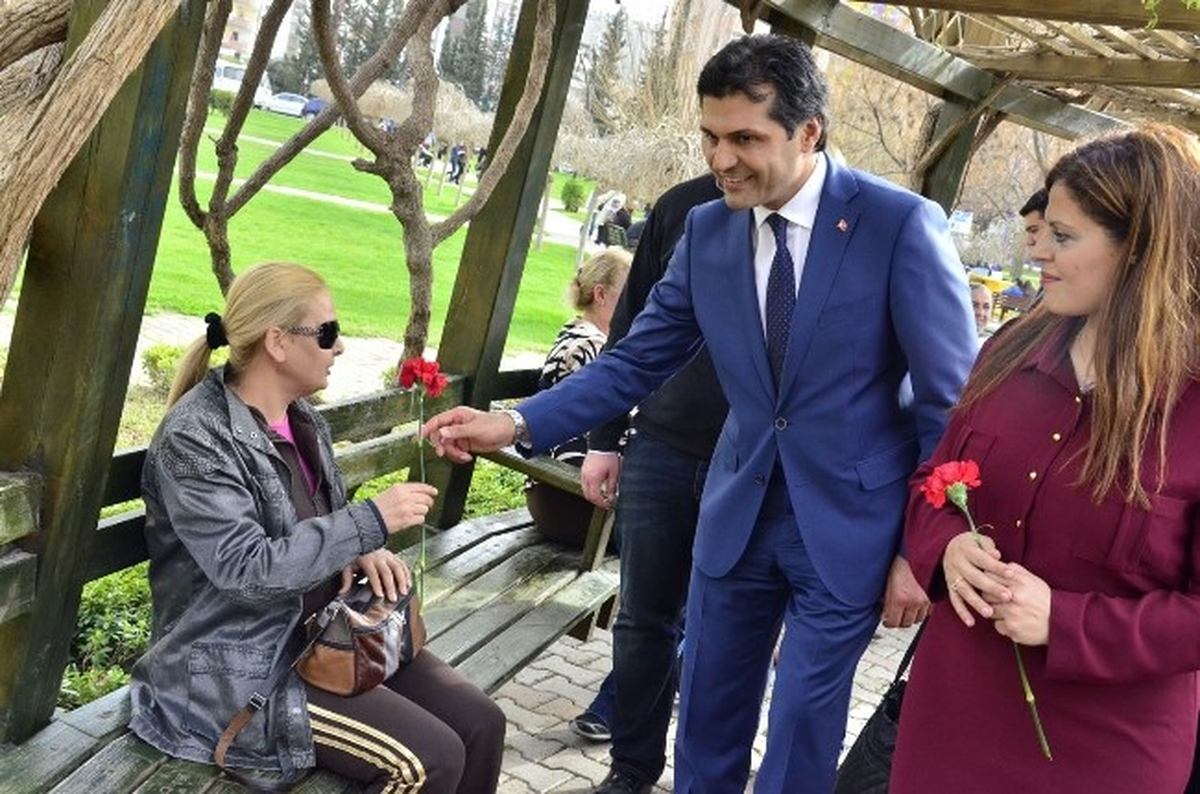 Karaarslan Kadınlara Karanfil Dağıttı