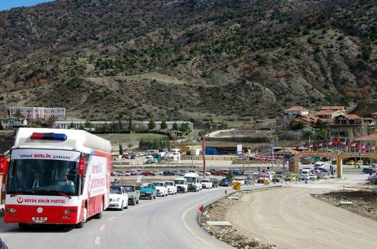 Kilis BBP Adayı Mustafa Tekçe Miting Gibi Toplantıları ve Konvoyları ile \'Geliyorum\' Diyor