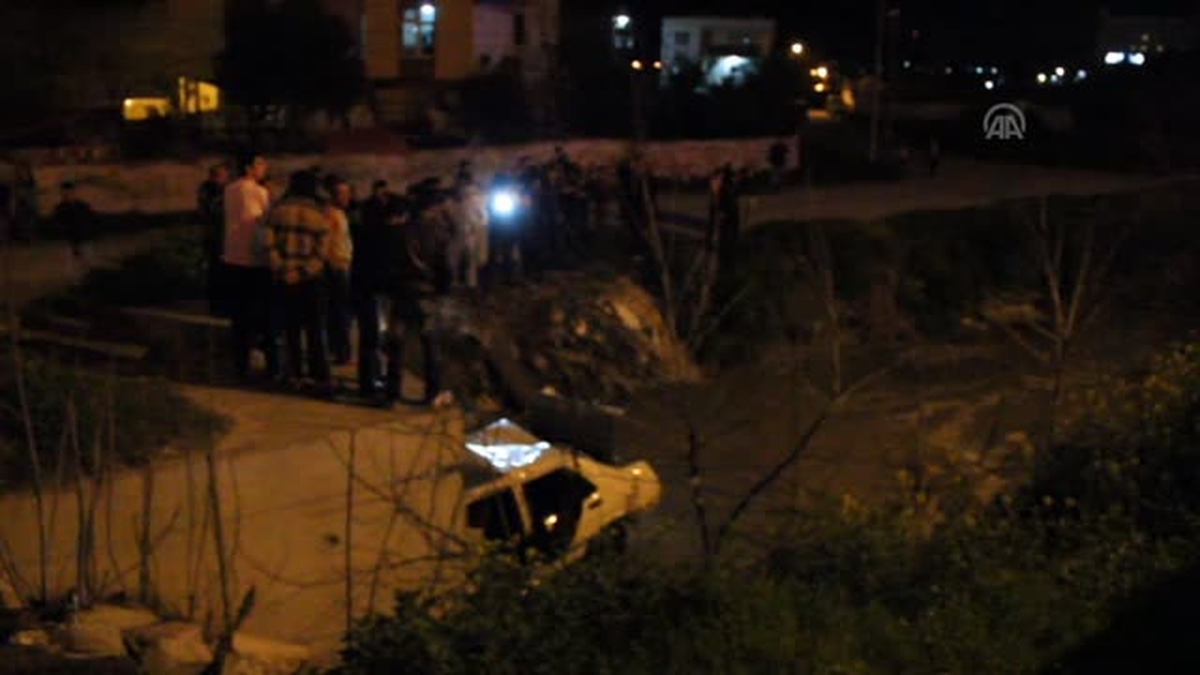 Manisa\'da otomobil dereye devrildi: 1 ölü, 2 yaralı