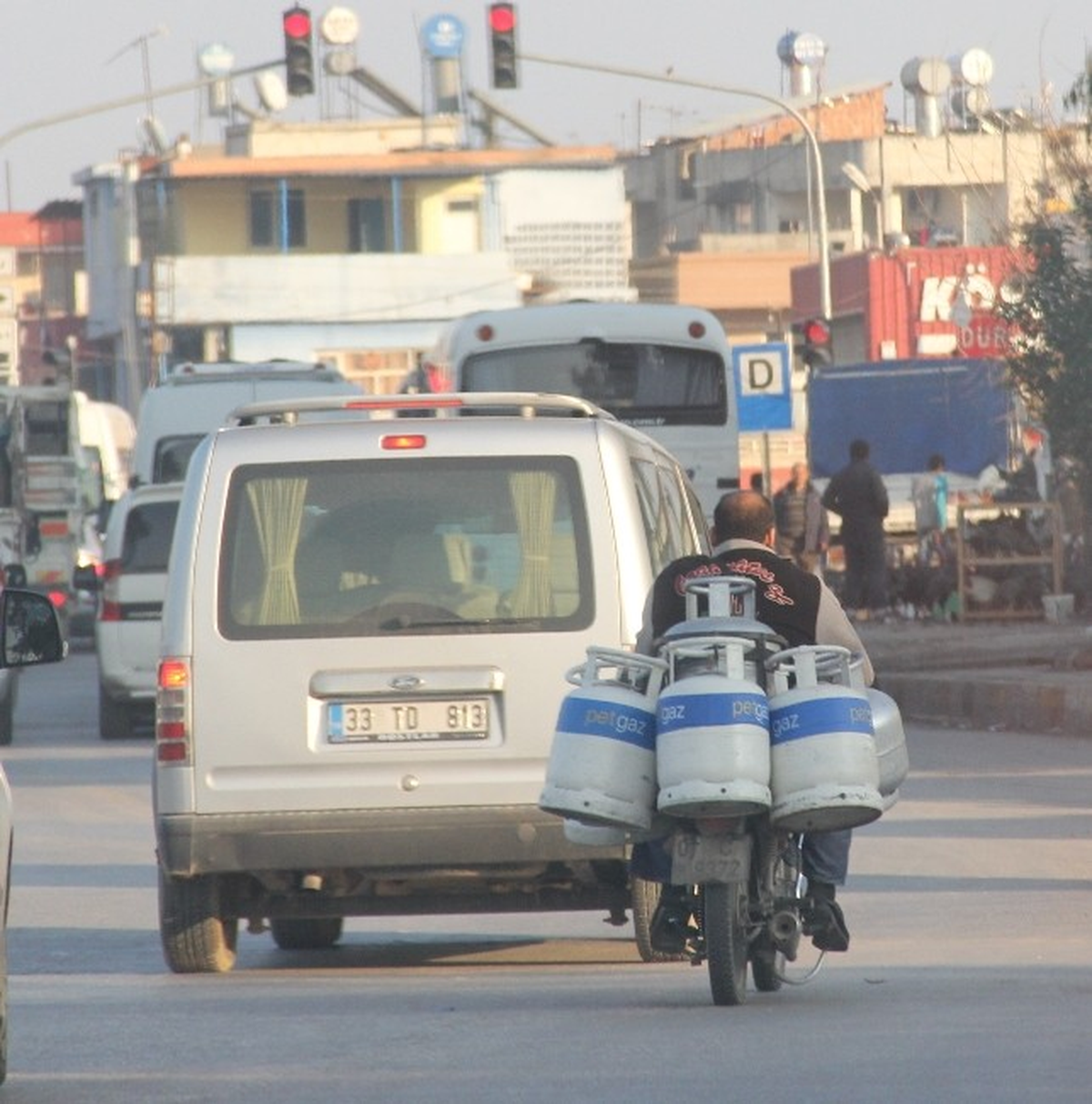 Motosikletle Biri Kucağında 7 Mutfak Tüpü Taşıdı