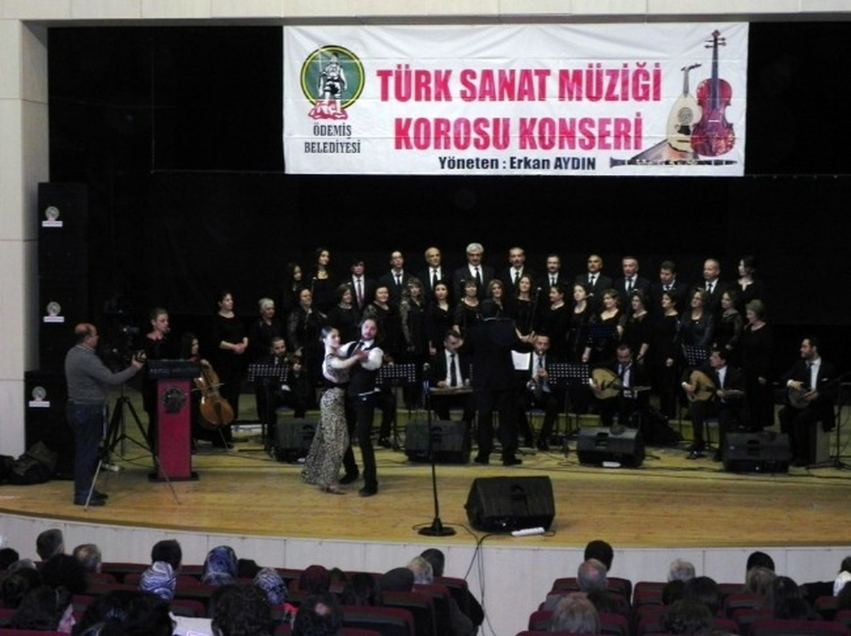 Ödemiş Belediyesi Tsm Korosu Gönülleri Şenlendirdi