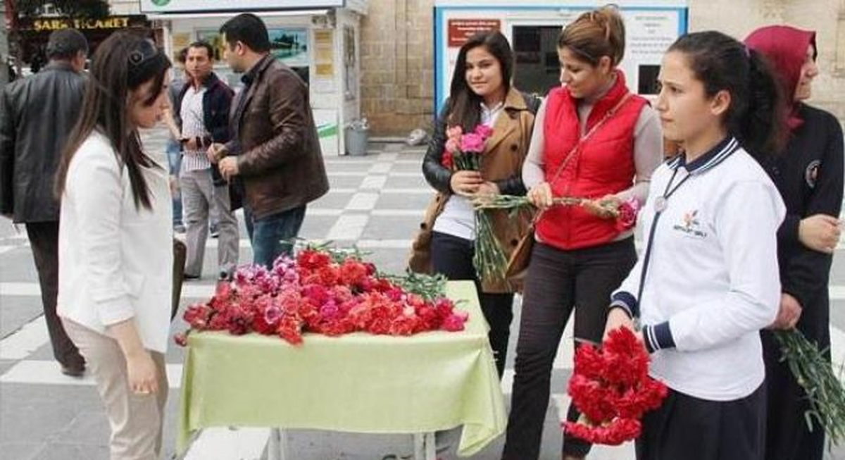 Öğrencilerden Kadınlara 10 Bin Karanfil