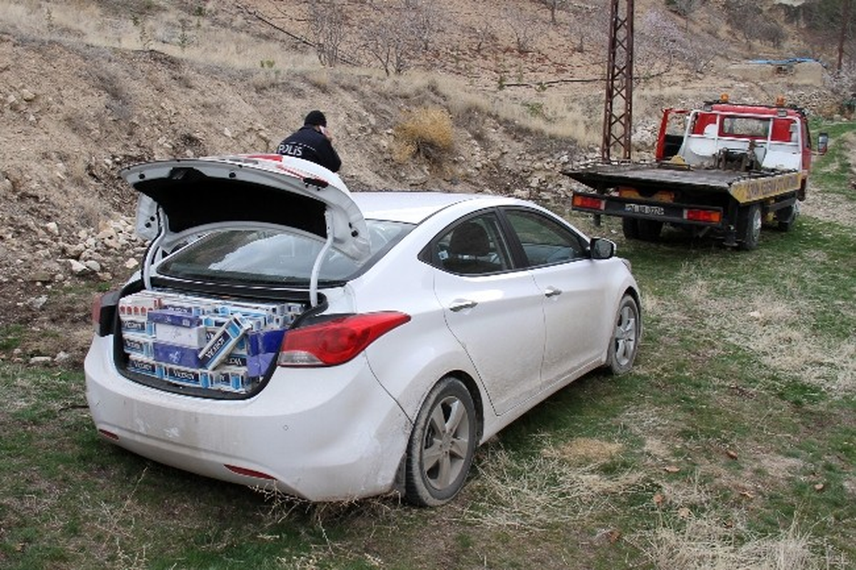 Polisten Kaçan Otomobilde Kaçak Sigara Bulundu