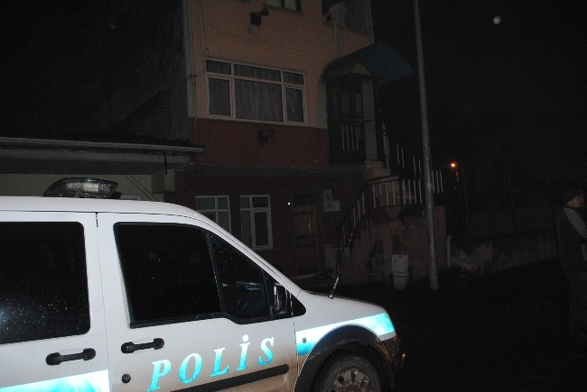 Kocaeli İzmit\'te Pompalı Tüfekle Evi Kurşunladılar