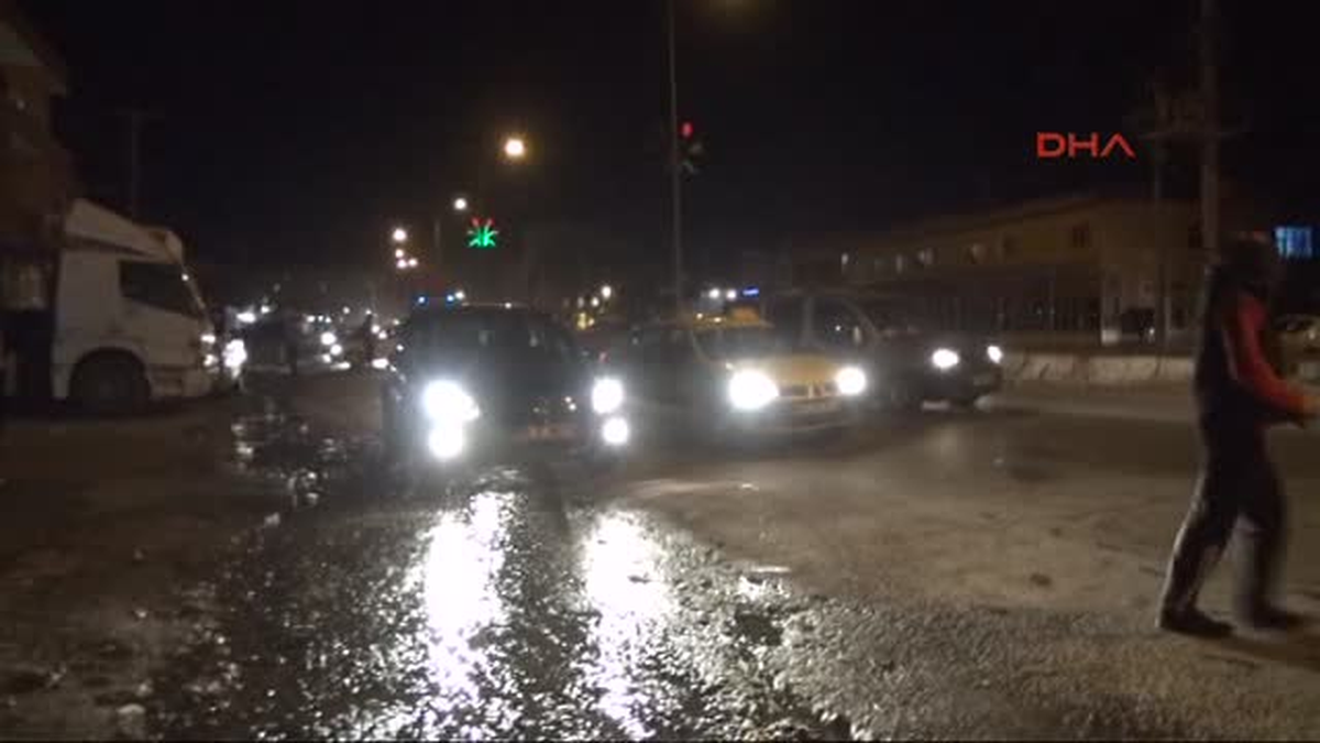 Silopi\'de Göstericiler, İpek Yolu\'nu Kapatıp, Kimlik Kontrolü Yaptı