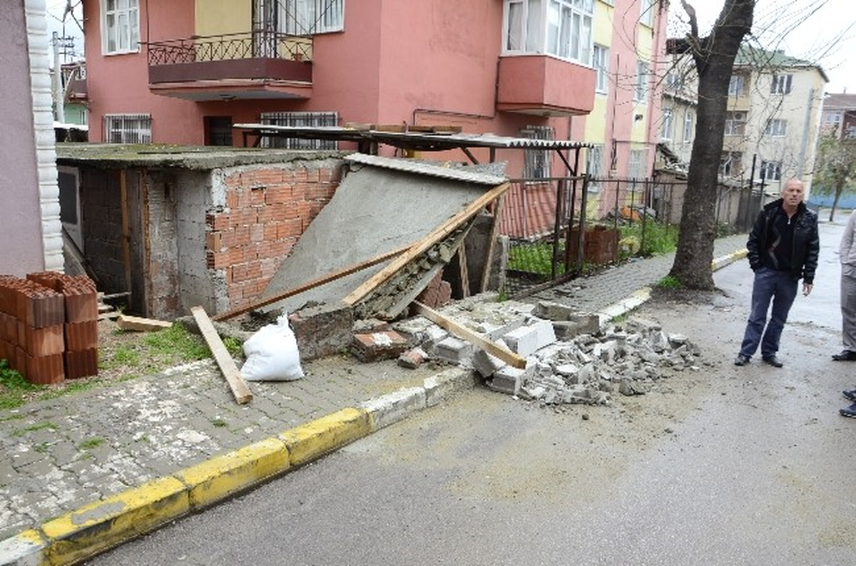 Yaptığı Odunluğun Altında Kaldı