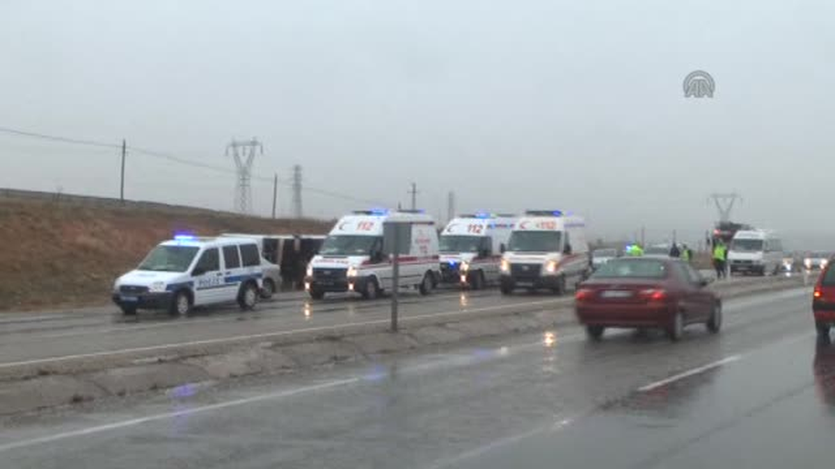 Yolcu Otobüsü Şarampole Devrildi: 32 Yaralı