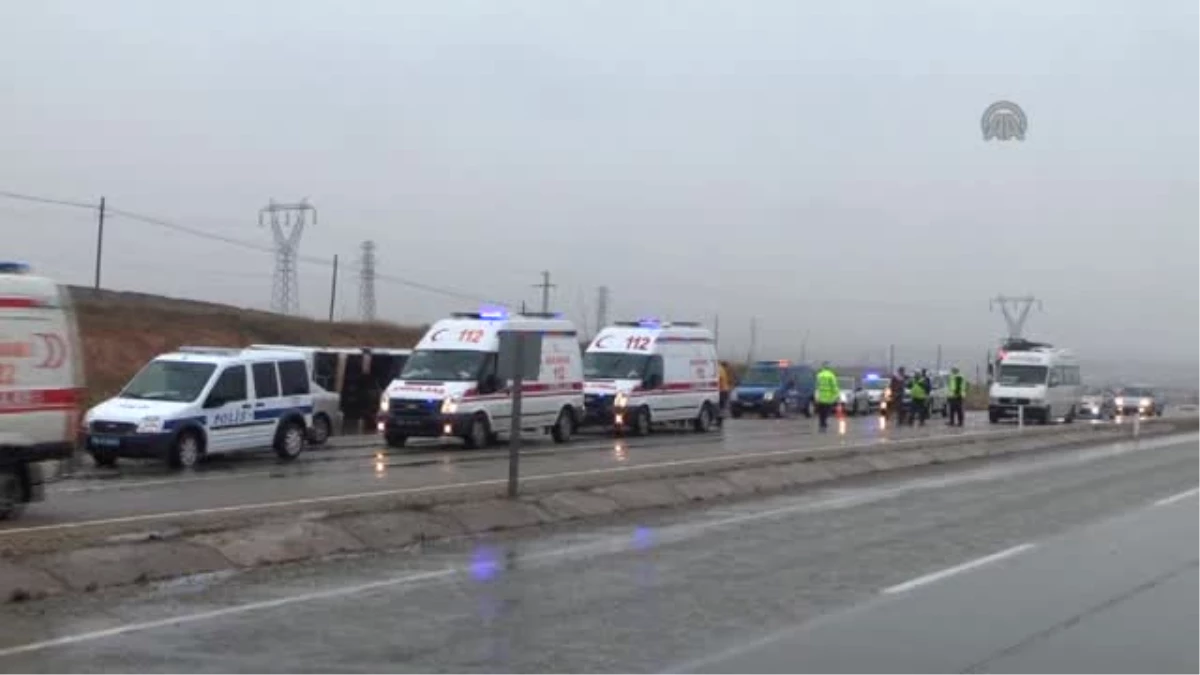 Kırşehir\'de Yolcu Otobüsü Şarampole Devrildi: 32 Yaralı