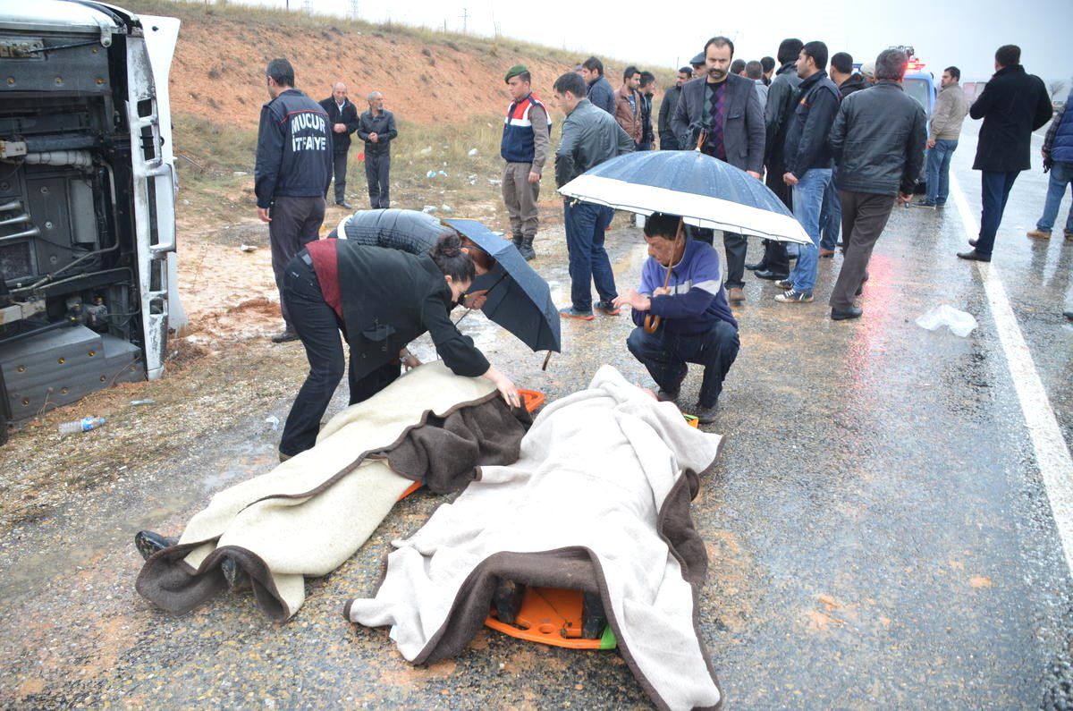 Yolcu Otobüsü Şarampole Devrildi: 32 Yaralı