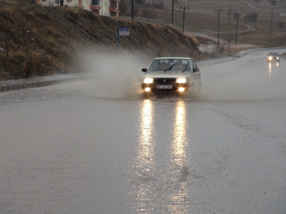 Yozgat\'ta Yağmur Vatandaşın Yüzünü Güldürdü