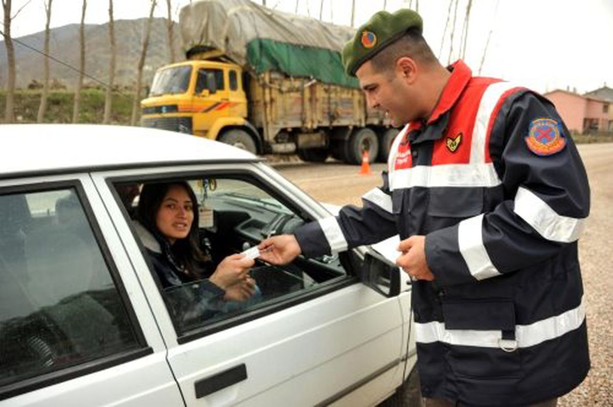 Isparta\'da Jandarma Kadınlara Anahtarlık Dağıttı