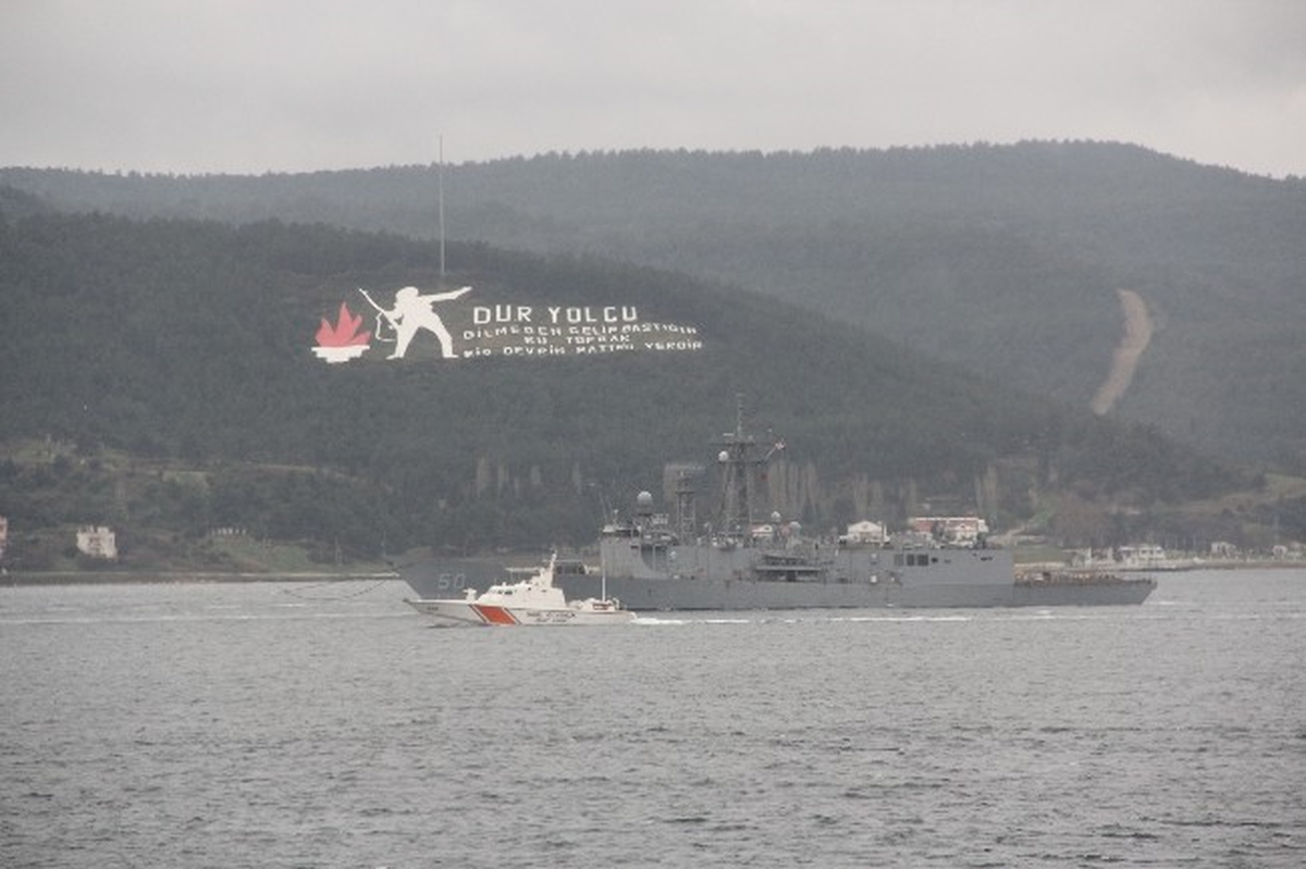 ABD Savaş Gemisi Römorkörle Çanakkale Boğazından Geçti