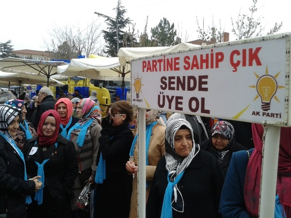 Ak Partili Kadınlar Karanfil Dağıttı