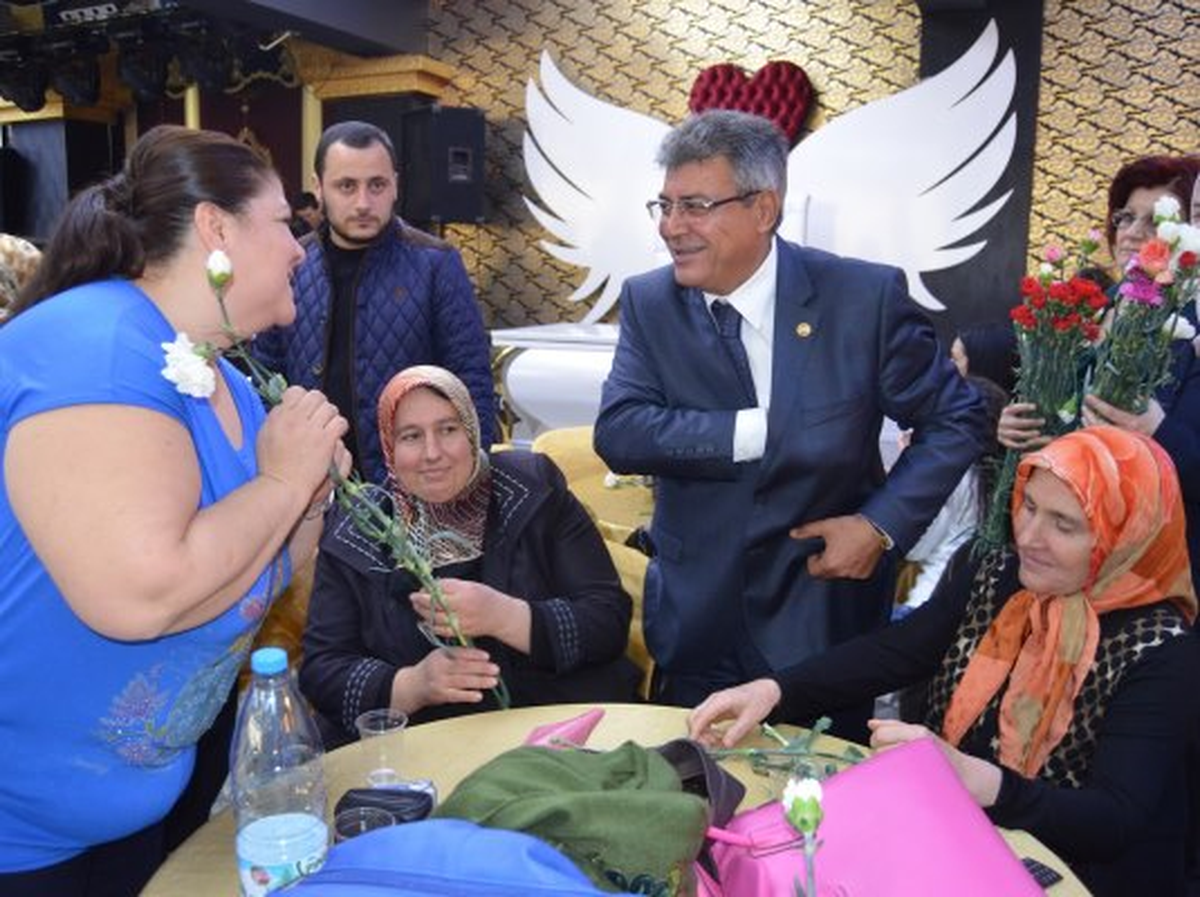 Ak Partili Kaya 8 Mart\'ı Kadınlarla Yanyana Kutladı