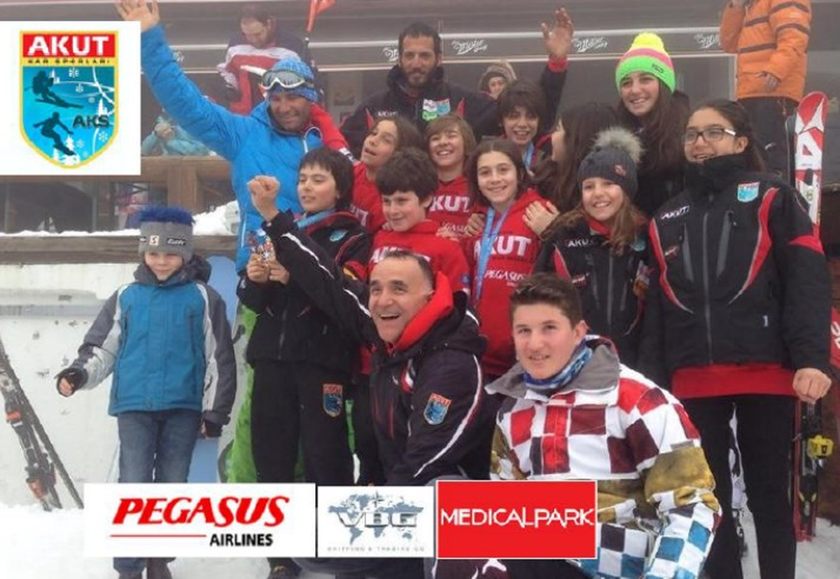 Akut Kar Sporları Minikler Kayak Takımı Kürsüde