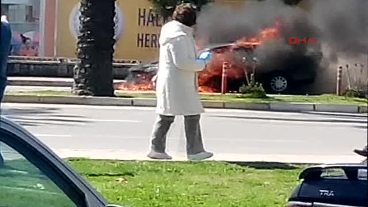 Antalya Seyir Halindeyken Alev Alan Otomobil Yandı