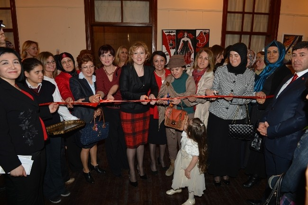 Aylin Coş, Resim Sergisi Açtı