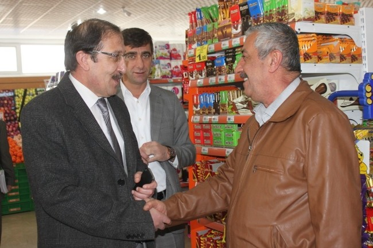 Başkan Bulutlar, Hız Kesmeden İlçe Esnafı Geziyor