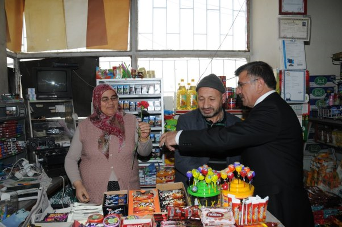Belediye Başkanı Akdoğan Kadınlara Karanfil Dağıttı