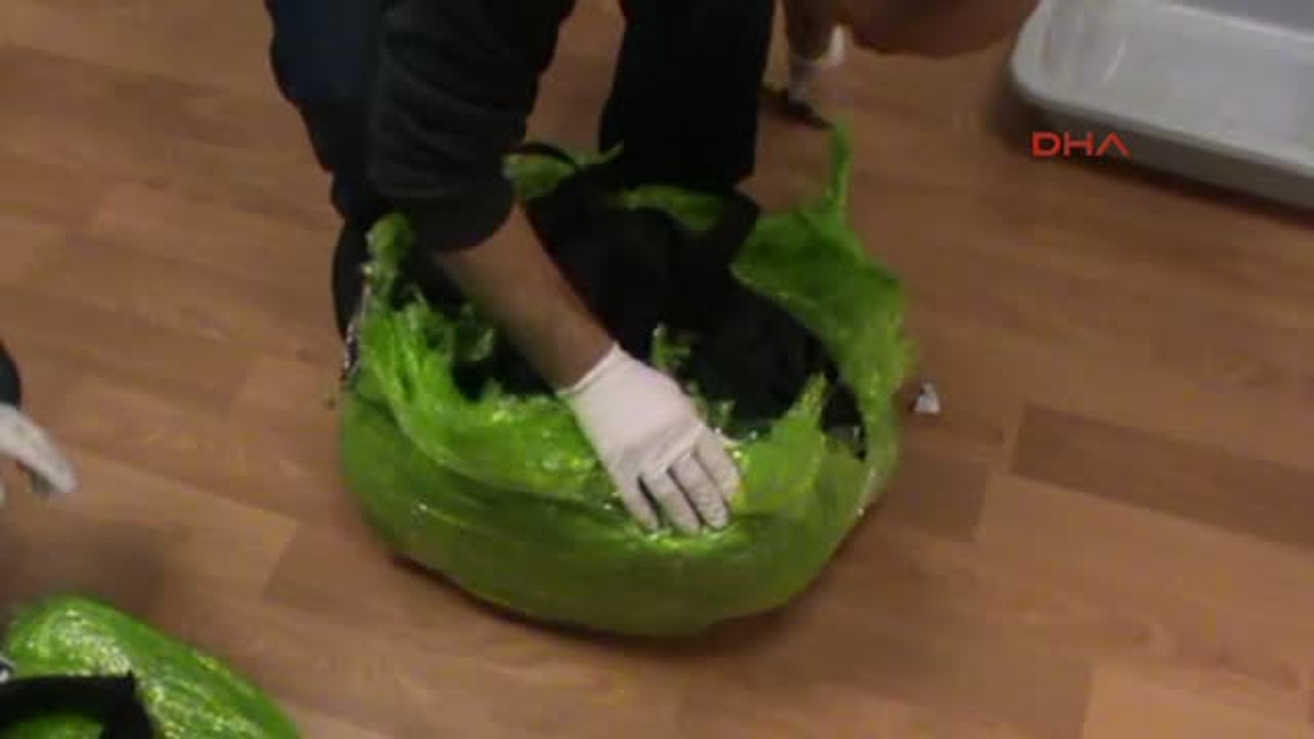 Çantasından ve Yuttuğu Prezervatiflerden 5 Kilo 760 Gram Kokain Çıktı