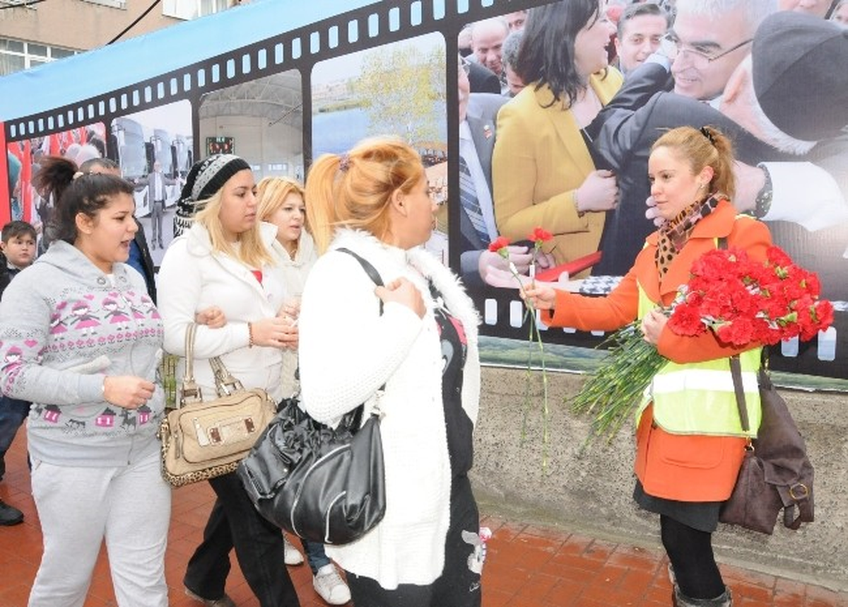 Çorlu Belediyesi Kadınlar Günü\'nde Karanfil ve Lale Dağıttı