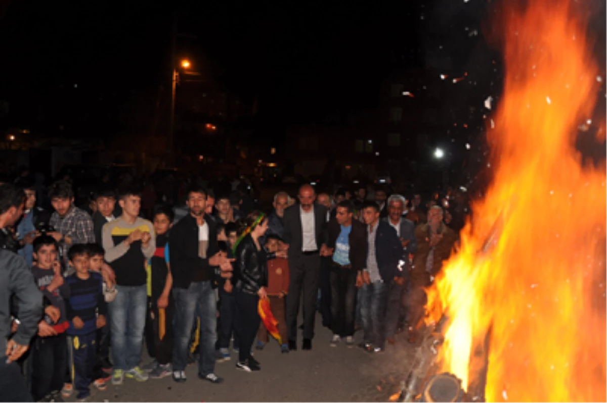 Diyarbakır Yenişehir\'de İlk Newroz Ateşi Yakıldı