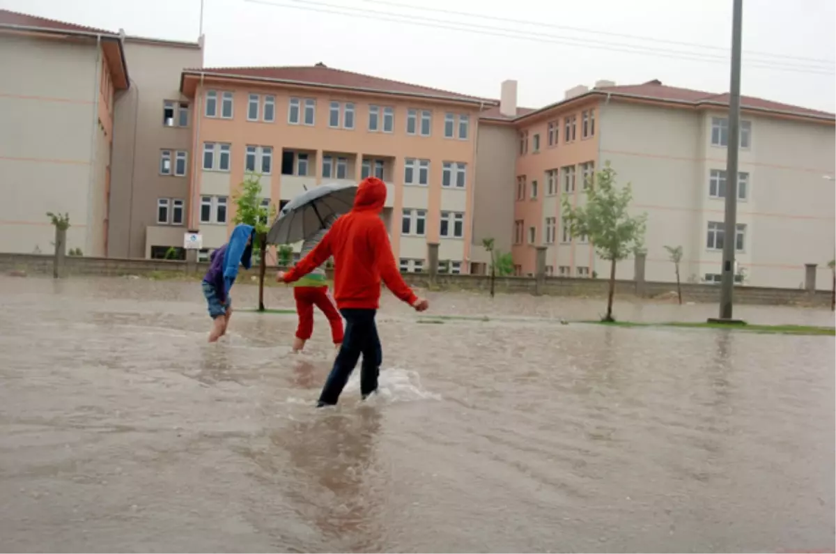 Elbistan\'da Şiddetli Yağışlar Su Baskınlarına Yol Açtı