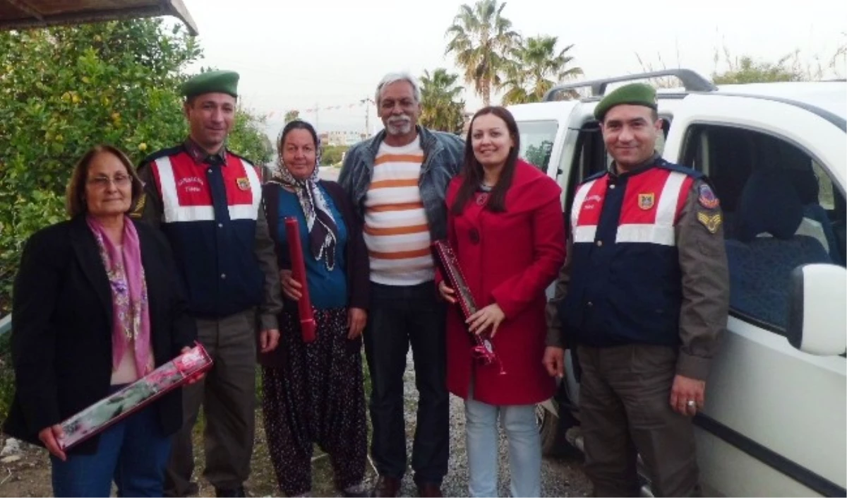 Erdemli Jandarması Sürücülere Hediye Dağıttı