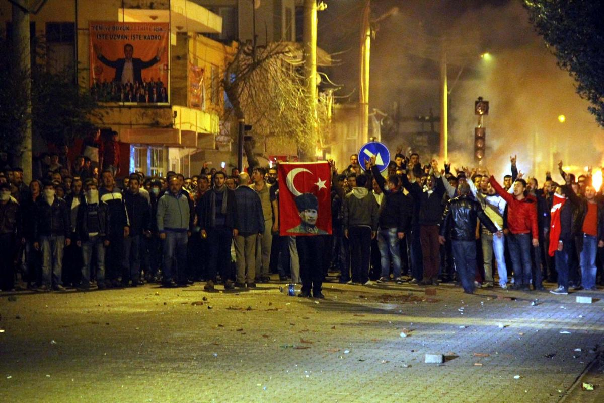 Fethiye\'de HDP Gerginliği! İş Yerleri Taşlandı