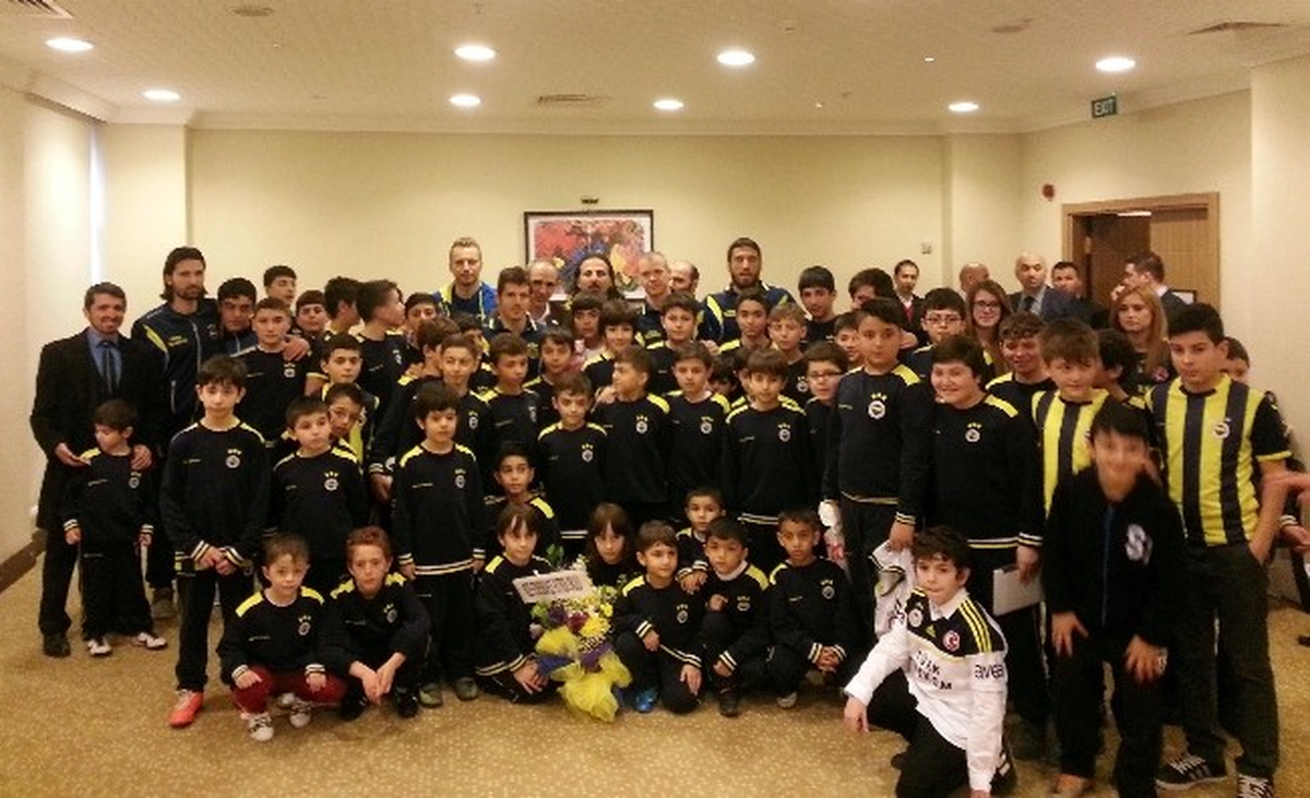 Futbol Okulu Öğrencileri Fenerbahçe\'yi Ziyaret Etti