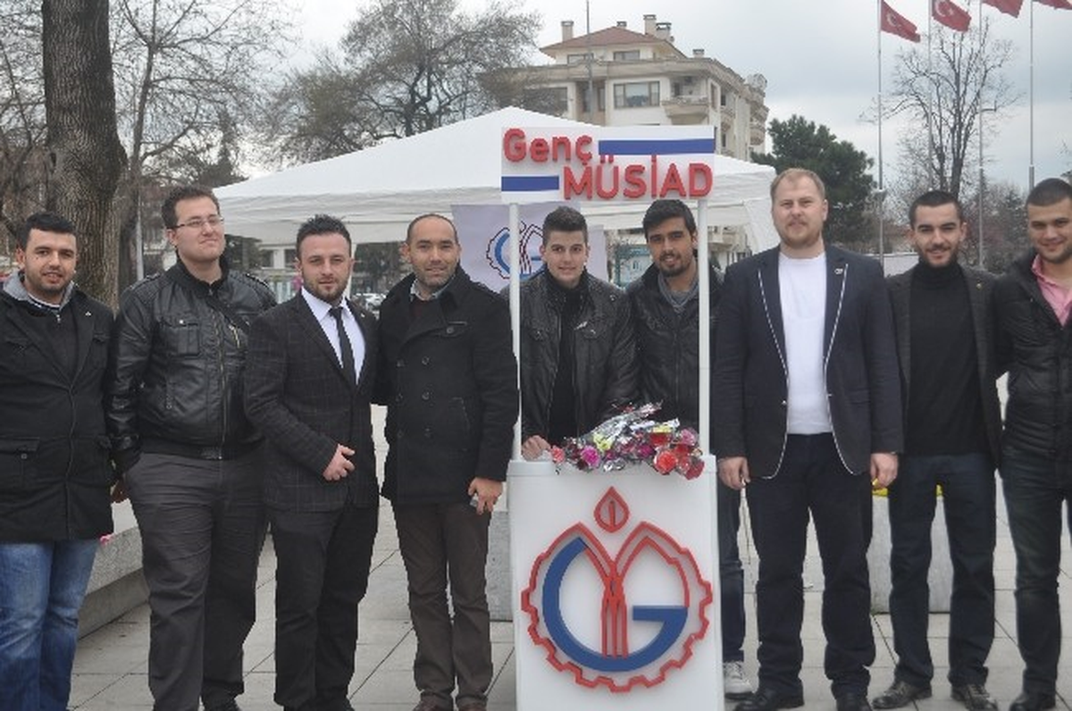 Genç Müsiad 3 Bin Karanfil Dağıttı