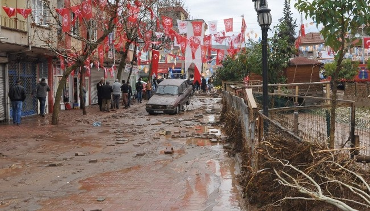 Gölbaşı\'nda Sel Hayatı Felç Etti