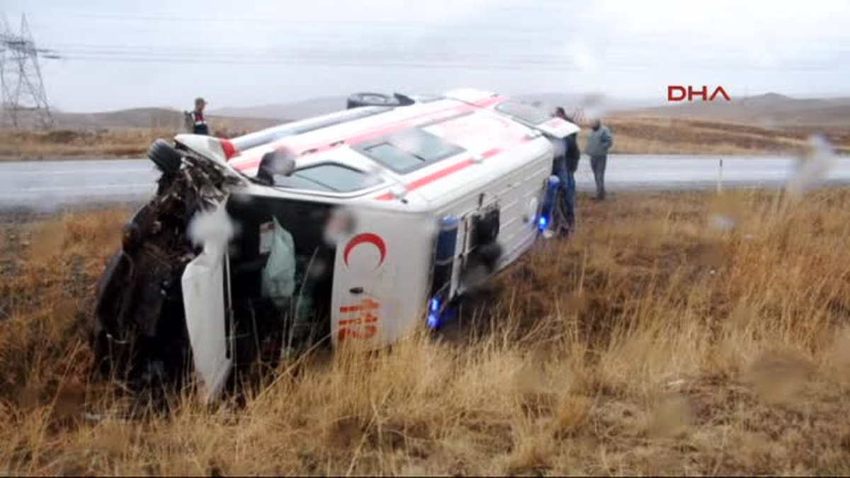Sivas\'ta Hamile Taşıyan Ambulans Devrildi: 5 Yaralı