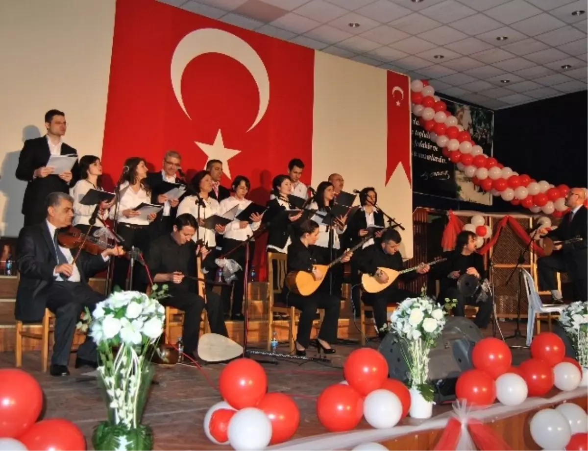 Hayrabolu Belediyesi Türk Halk Müziği Korosu Konser Verdi