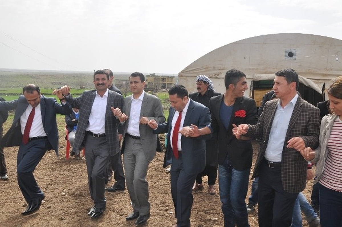 İçten ve Parlak Köylülerle Halay Çekti
